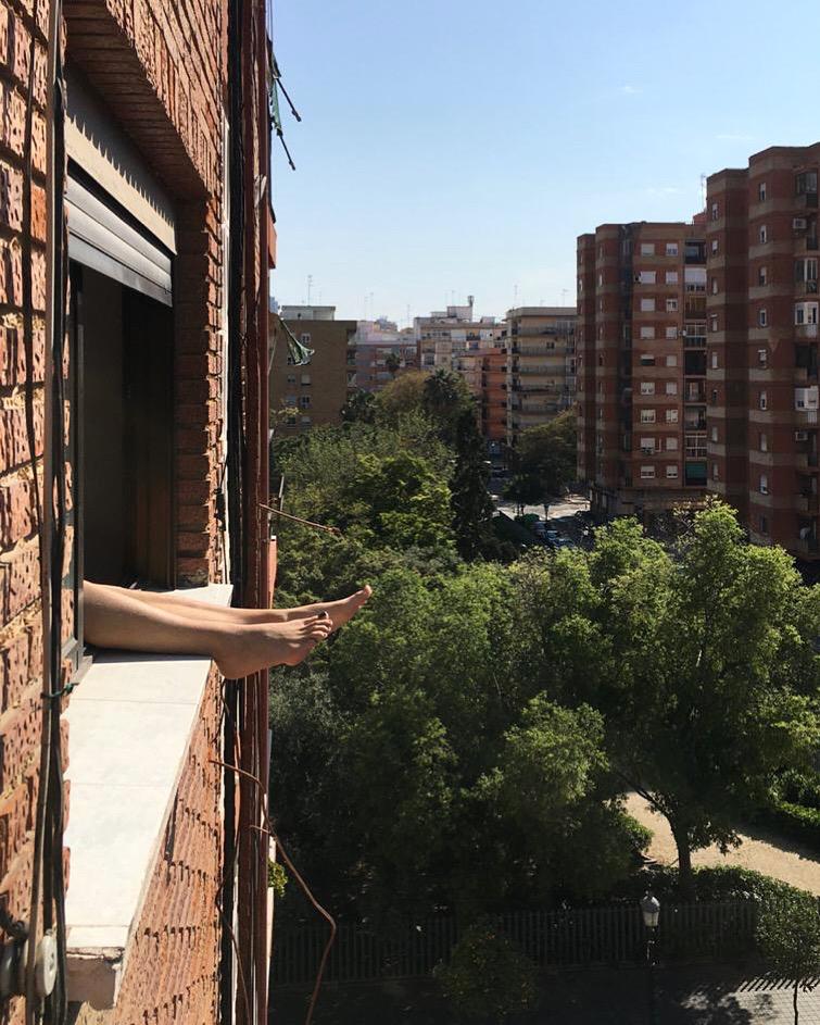pies en la ventana